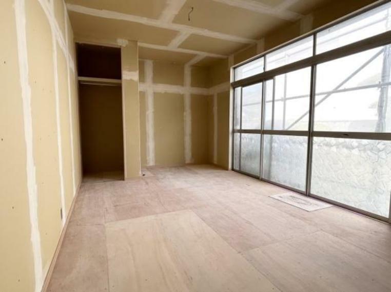 （リフォーム中）東側和室は縁側も利用して、2部屋の洋室に生まれ変わります。天井・壁のクロス張り、床材の重ね貼りを行います。