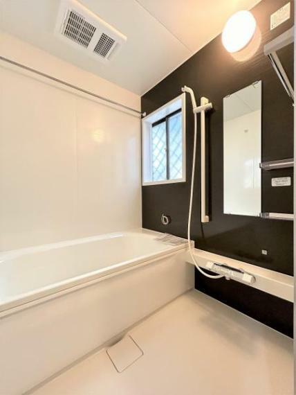 【リフォーム済】お風呂はハウステック製のユニットバスに変更いたします。ユニットバスは新品に交換しました。浴槽は大人も足を伸ばしてゆったり浸かれる広さです。