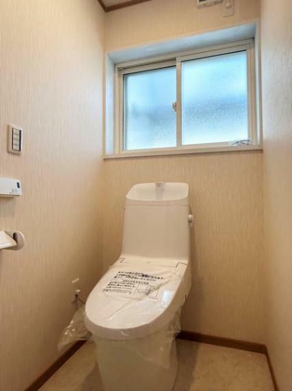 【リフォーム済・トイレ】トイレはLIXIL製の温水洗浄機能付きに新品交換しました。キズや汚れが付きにくい加工が施してあるのでお手入れが簡単です。直接肌に触れるトイレは新品が嬉しいですよね。