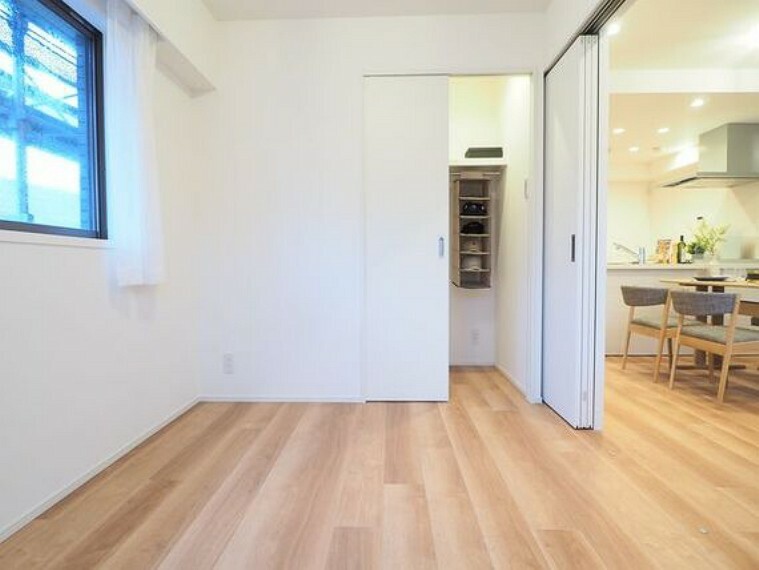 引戸で仕切られた洋室は、LDKと一体的にも個別にも使いやすいお部屋です。