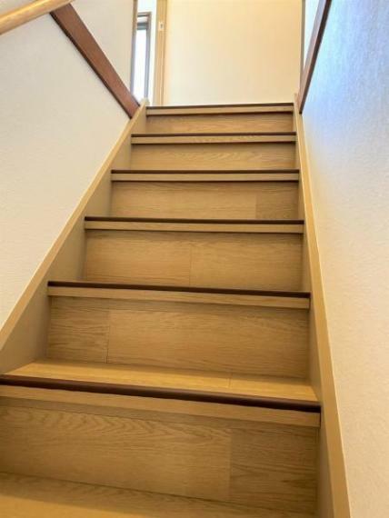 【リフォーム済】階段は床材の張替え、滑り止め・手摺の設置で綺麗に安全にリフォームしました。