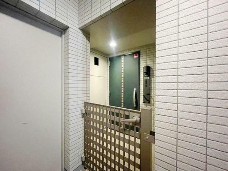 共用廊下から門扉で仕切られており、門扉から住居までのスペースは住まわれる方のみしか利用しません。そのため、プライバシーが守られ、防犯面でも比較的安心です。