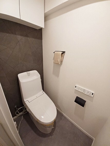 トイレにはウォシュレット機能を標準装備。【写真は令和5年12月17日撮影】