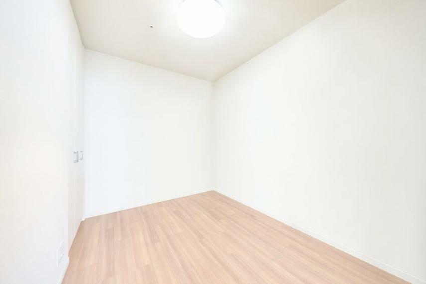 【洋室（2）】画像はCGにより家具等の削除、床・壁紙等を加工した空室イメージです。