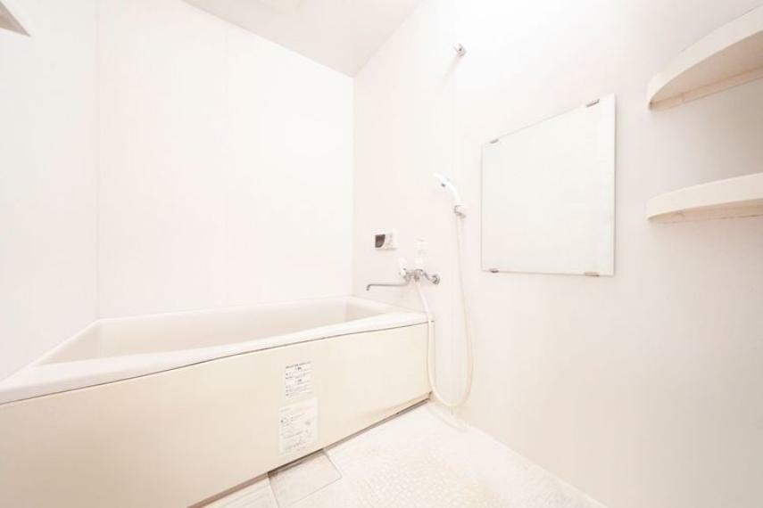 一日の疲れを癒す浴室は広々1317サイズ。画像はCGにより家具等の削除、床・壁紙等を加工した空室イメージです。