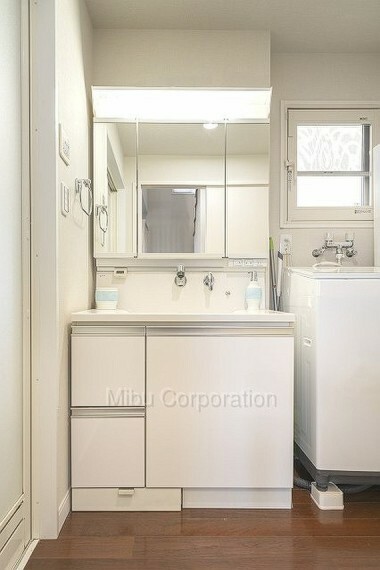 便利な3面鏡の独立洗面台です。洗濯機を置いても十分に脱衣スペースを確保できます。
