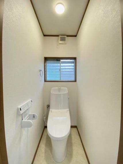 【リフォーム済】トイレは床クッションフロア張、照明交換、天井壁クロス張替え、建具交換、トイレ新品交換を行いました。