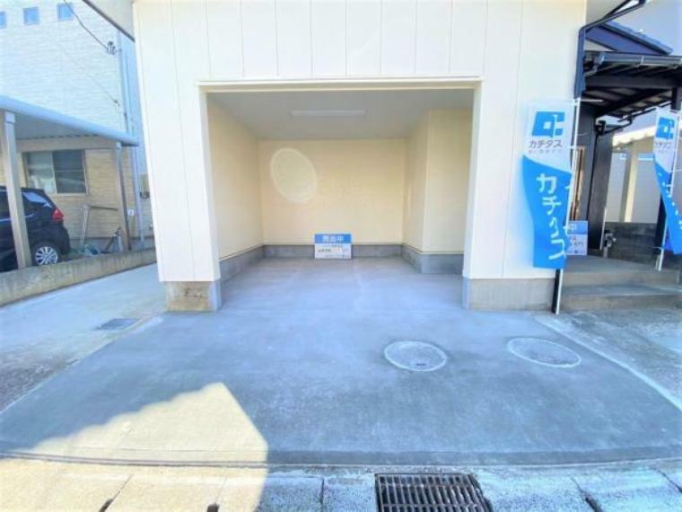 【リフォーム中】既存車庫は壊し青空駐車場一台と隣の和室をくり抜きインナーガレージの合計二台分の駐車スペースを確保します。