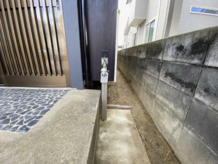 【リフォーム済】玄関横には外水栓が設置されています。家に入る前に土などを落とせて便利です。
