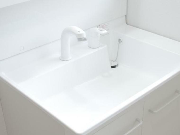 【リフォーム済】新品に交換した洗面台は、花瓶の水汲みに便利なリフトアップ式。伸縮シャワーホースで朝シャンも楽々。エコハンドル水洗で約20％の節水を実現しています。収納スペースもあるので使い勝手も良好です。