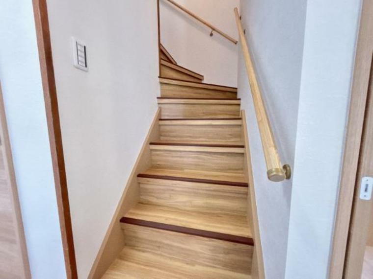 【リフォーム済】階段です。床材の張替え、手すり・ノンスリップの設置で使いやすく安全にリフォームしました。