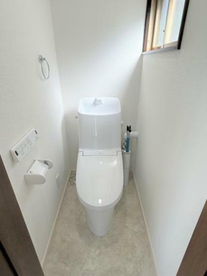 【リフォーム済】トイレはTOTO製の温水洗浄便座トイレに新品交換しました。直接お肌に触れる部分なので、新品だと嬉しいですね。便座は温度調整ができるので、寒い冬場でも安心して利用できます。