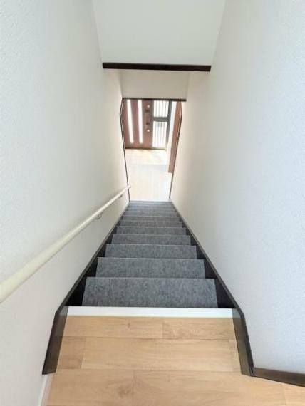 【リフォーム済】階段の床はパンチカーペットは張り替えました。手すりは新品に交換済です。