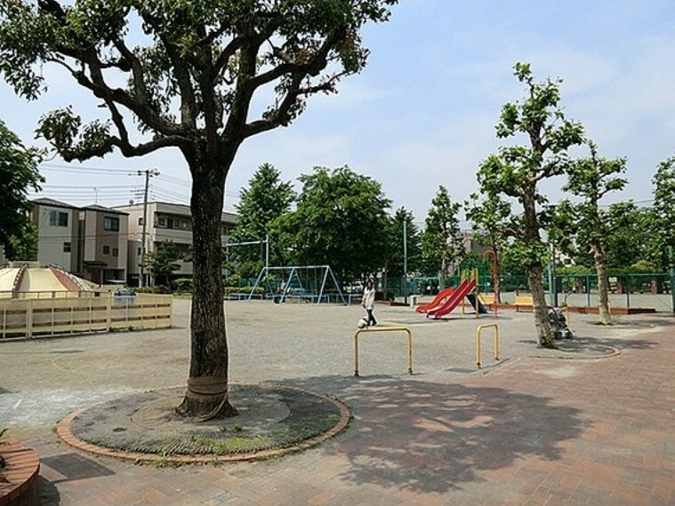 第六砂町小学校に隣接し、仙台堀川公園の向かいにある公園。お椀を伏せたような形のすべり台やその他アスレチック遊具などがあり、子どもたちが楽しめるようになっています。