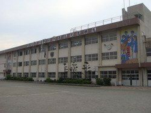坂元台小学校【鹿児島市立坂元台小学校】は、西坂元町に位置する1985年創立の小学校です。令和3年度の生徒数は403人で、16クラスあります。校訓は「やる気　元気　根気」です。