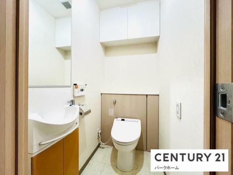 【トイレ】<BR/>スッキリとしたデザインの温水洗浄便座付きトイレ。<BR/>収納もしっかり完備しております！