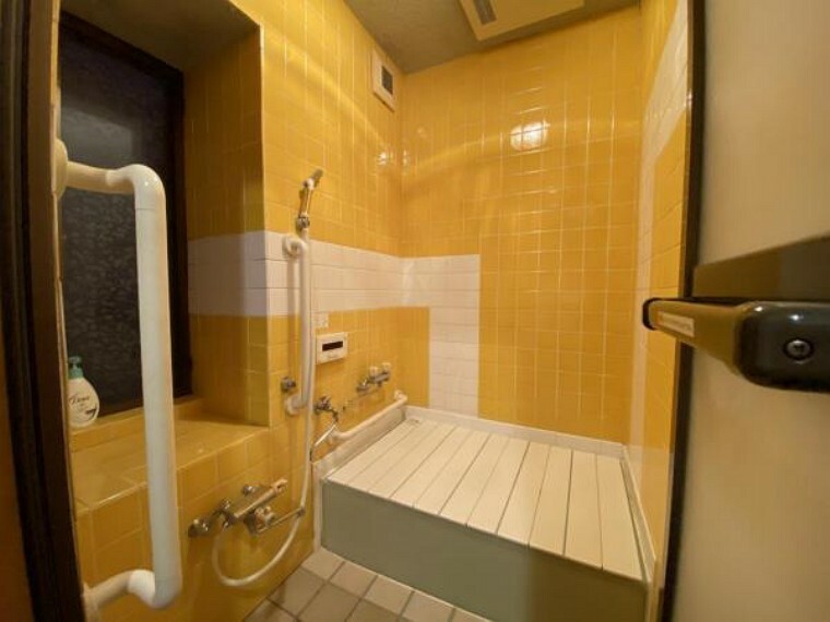 浴室には出窓がついているので明るく使いやすいです！壁もピカピカでした！