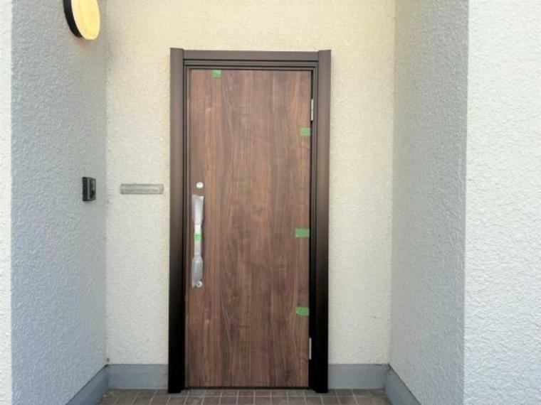 【リフォーム済・玄関ポーチ】玄関扉は新しいものに交換しました。毎日使う玄関は、新品だとうれしいですよね。