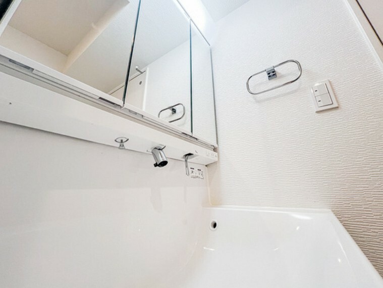 ノズルが伸びるタイプの洗面台はお掃除もらくらくで、大きな鏡の洗面台は朝の身支度をお手伝い。三面鏡にもなる洗面台は収納豊富ですっきり収納できますね。