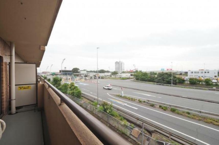 ■バルコニー眺望■<BR/>車を眺め楽しめる関越自動車道・鶴ヶ島料金所が見る事ができます。
