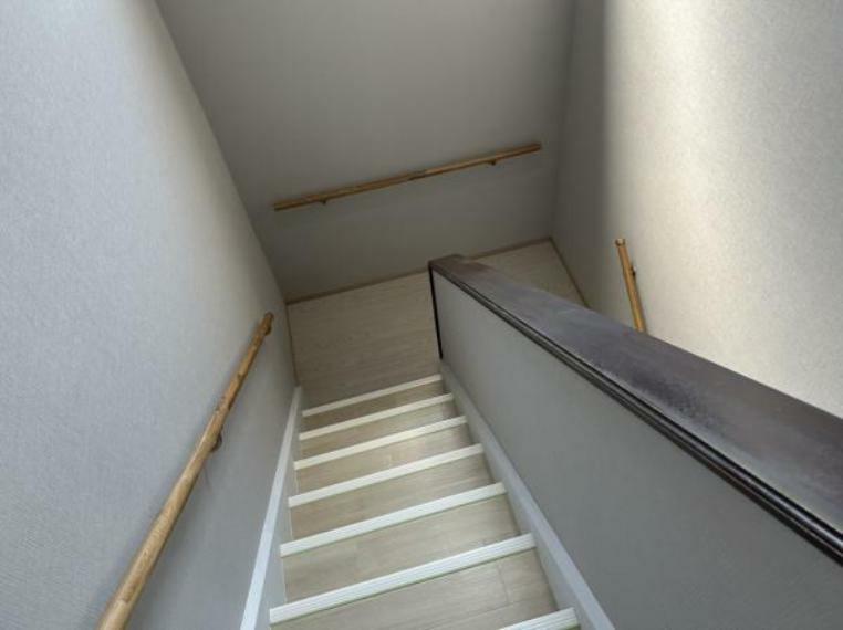 【リフォーム済】階段部分です壁・天井のクロスを貼替え階段部分もクッションフロアを上張りしました。