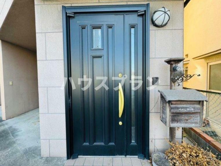 玄関ドアは親子ドア 大小異なるサイズの扉が2枚セットになっています。 普段は大きな親ドアだけを使用し、大きな荷物の出し入れなどが必要なときだけ子ドアのロックを解除して使うのが一般的です。