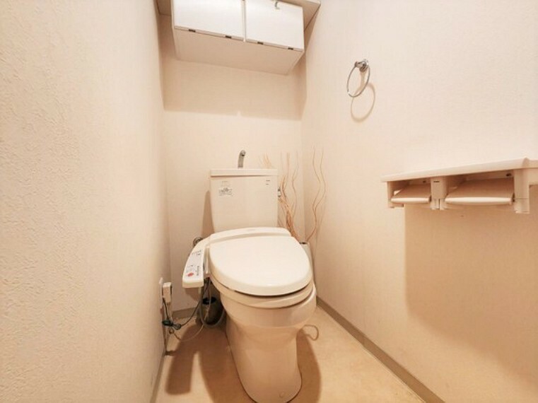 ■ウォシュレット機能付きのトイレは上部吊り棚収納付きです