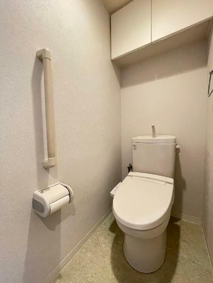 手摺や吊戸棚のあるトイレ