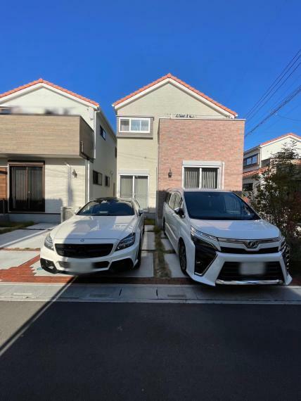 2台の駐車が可能です。写真向かって右側は、軽自動車～普通車の大きさを置くのに最適です。