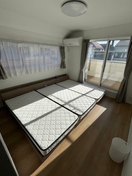 2階の8.7畳の寝室です。お写真のように、シングルベッドを3つ並べることも可能です。日当たりも良く明るいお部屋が特徴的です。