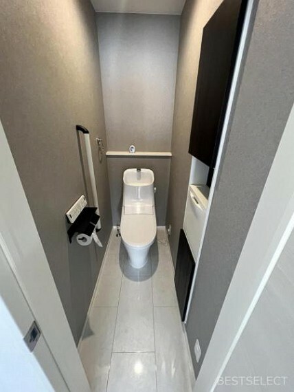 いつも快適・清潔な温水洗浄機能付トイレが各フロアに設けられています:3階トイレ