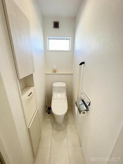 トイレ周りで利用する小物の収納に嬉しい収納棚付。安全性に配慮して手摺も装備されています。