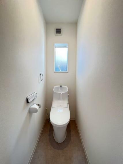 温水洗浄機能付きの2階トイレです。