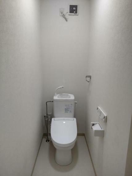 【リフォーム済】トイレは温水洗浄機能付きに新品交換しました。キズや汚れが付きにくい加工が施してあるのでお手入れが簡単です。直接肌に触れるトイレは新品が嬉しいですね。