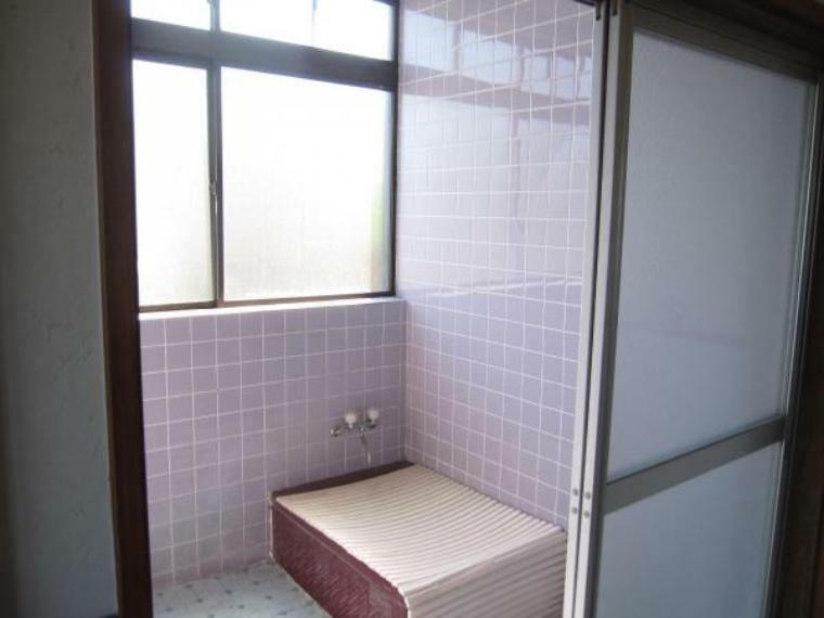 【浴室:リフォーム前】浴室は新品のユニットバスに交換予定です。