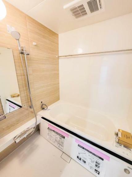 【リフォーム工事中 浴室】浴室はハウステック製の新品のユニットバスに交換しています。足を伸ばせる1坪サイズの広々とした浴槽で、1日の疲れをゆっくり癒すことができますよ。