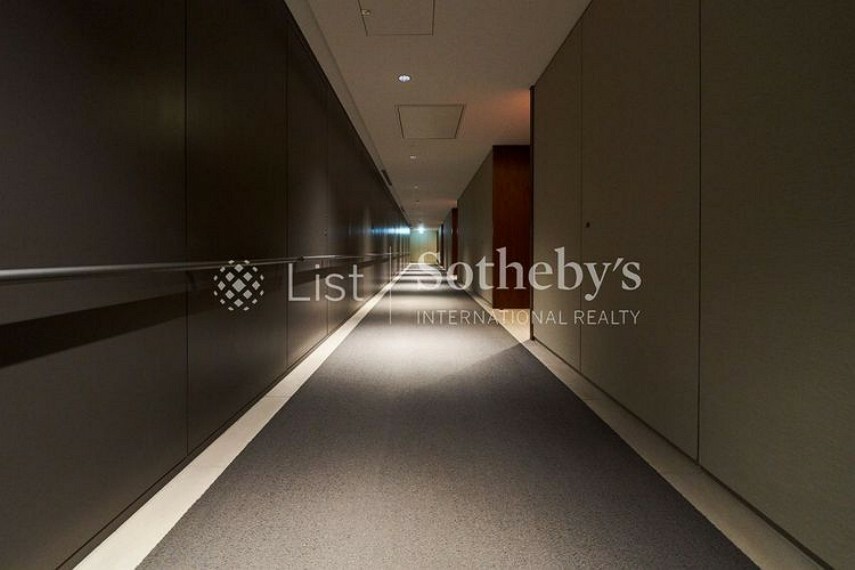 プライバシーに配慮した内廊下。私邸へのアプローチにはホテルライクな内廊下設計を採用しています。