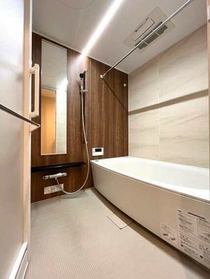 ゆったりとしたサイズのバスルーム便利な追焚機能や浴室乾燥機付き