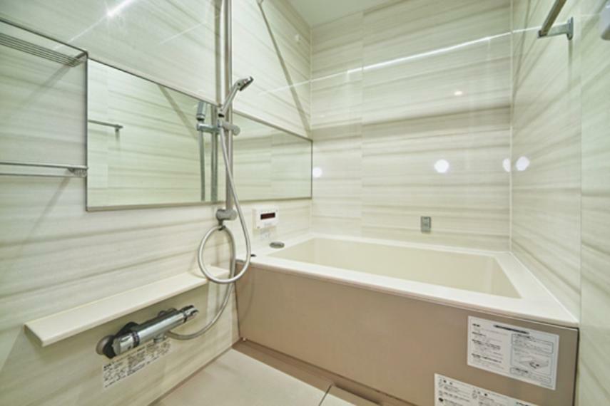 追い焚き機能・浴室乾燥機付きのユニットバス。シャワーの高さ調節が可能。