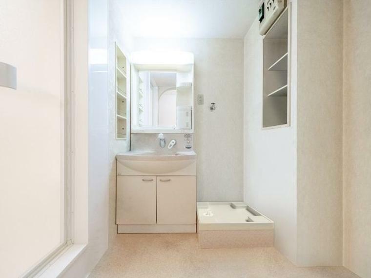 【洗面室】浴室には棚があり、お風呂上りに使うタオル置き場や小物の収納に便利です。※画像はCGにより家具等の削除、床・壁紙等を加工した空室イメージです。