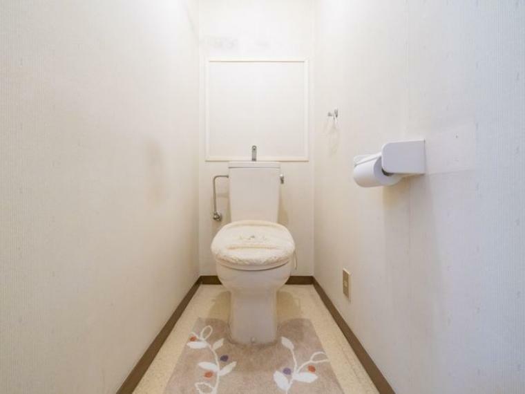 【トイレ】白を基調とした清潔感のあるトレイです