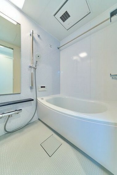 【ユニットバス】追い焚き機能＆浴室暖房乾燥機付きで快適なバスルームになっています。