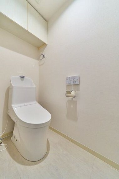 【トイレ】快適な温水洗浄便座付きトイレ。トイレットペーパーなどを収納出来る吊戸棚があります。