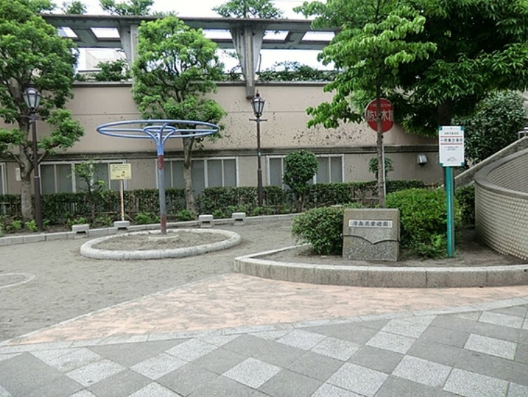 上野小学校の隣にある小さな公園です