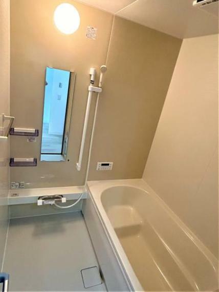 【リフォーム済】浴室はハウステック製のユニットバスを新設。足を伸ばせる1坪サイズの広々とした浴槽で、1日の疲れをゆっくり癒すことができますよ。