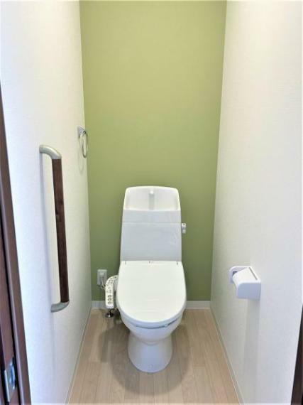 【リフォーム済】トイレは、ジャニス製トイレを新設。クロス張替え、鍵付きの入口ドア新設、クッションフロア張り、換気扇交換、手すり新設を予定しております。直接お肌に触れる部分が新しいと、気持ちよく利用できますね。