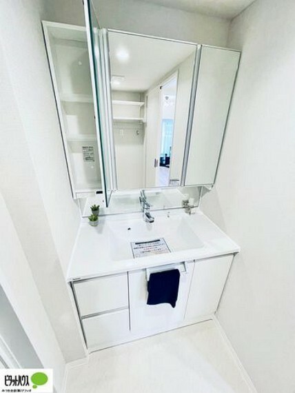 大きな鏡で見やすい洗面化粧台