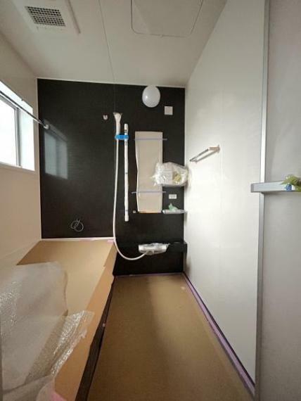 【リフォーム中】浴室です。新品のユニットバスに交換しました。一坪タイプに拡張しましたので、ゆったりと入浴できますよ。