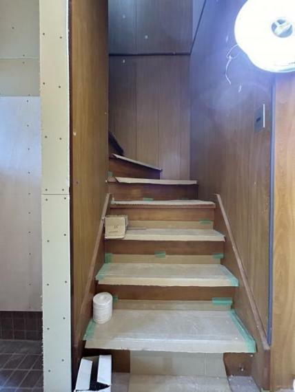 【リフォーム中】階段です。新品の手すりに交換します。床はクッションフロアで仕上げ、天井・壁はクロスを張り替えます。