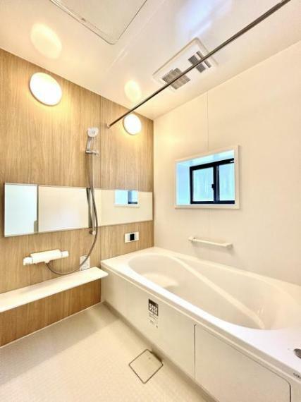 【浴室】浴室はLIXIL製の新品のユニットバスに交換しました。足を伸ばせる1坪サイズの広々とした浴槽で、1日の疲れをゆっくり癒すことができますよ。